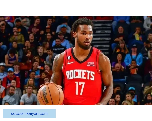 戴维斯边路端表现稳健，持续提升球队竞争力