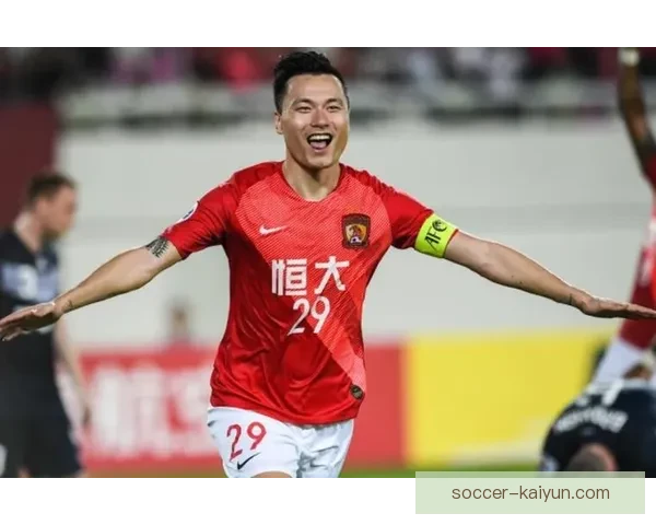 克鲁伊夫传控核心理念引领足球战术创新，值得关注的历史影响与实践价值分析