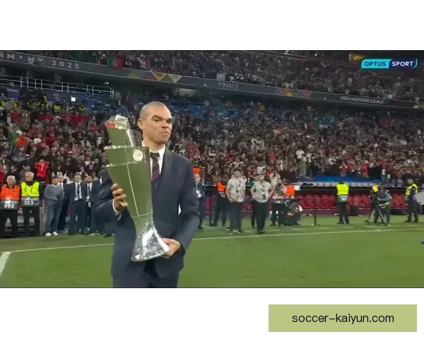 欧国联决赛圈奖杯将于明年揭晓，赛事备受期待与关注